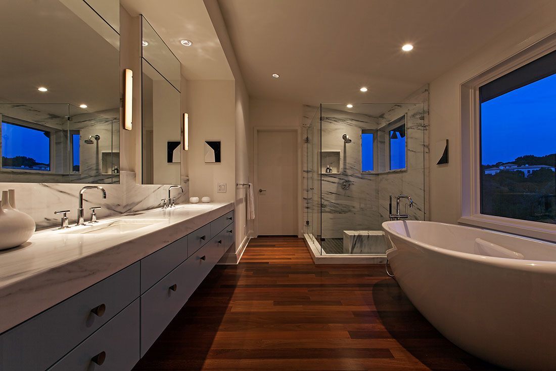 Airy clean lines modern bathroom